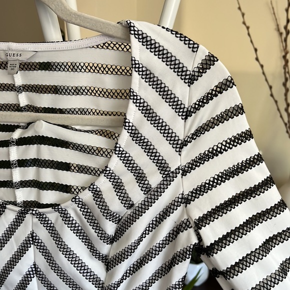💖🤍🖤Guess White & Black Crochet Stripe Pattern Peplum Top-XS-EUC - Picture 6 of 14